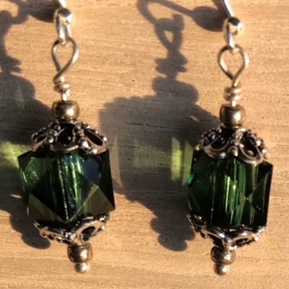 Dark green earrings - Picture 2 of 2